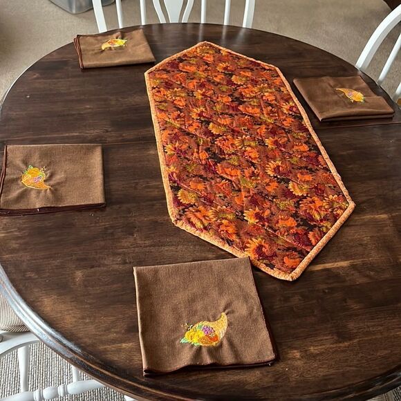 Reversible Quilted Runner & Custom Embroidered Square Brown Napkins - Picture 1 of 16